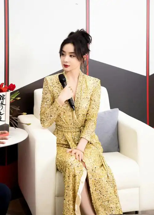 这不,袁姗姗的活动新造型,可是美得不低调啊,一袭金色的亮片长裙现身