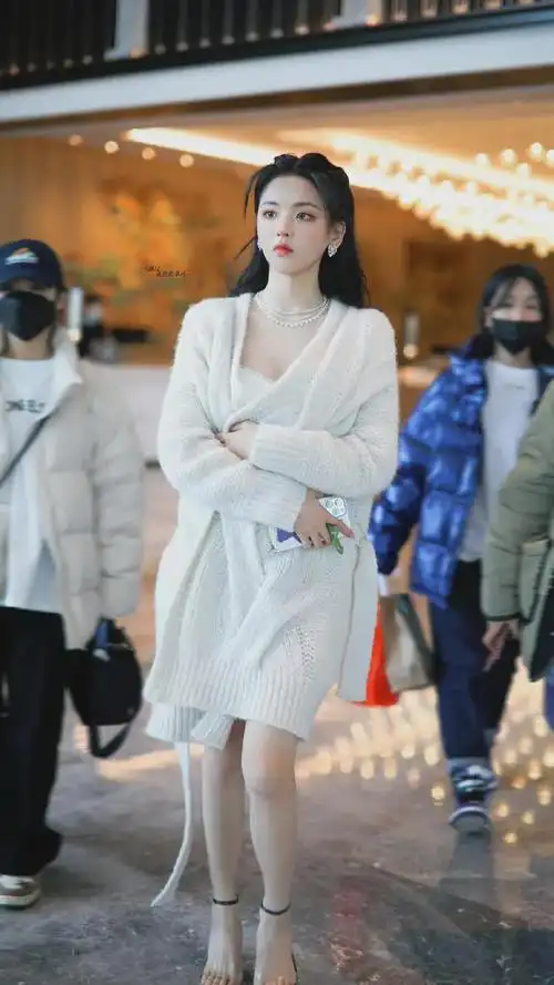 洋娃娃杨超越清纯写真大赏,妹妹越来越像画中仙了