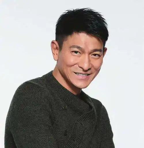 刘德华就已经做好了准备,晒黑了皮肤,开拍之后更是染发,留胡子,做斑