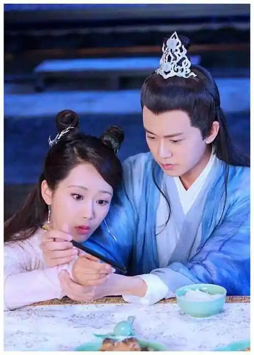 合作过的男演员,她基本上都还能再联系,比如李现,邓某,肖战,张艺兴