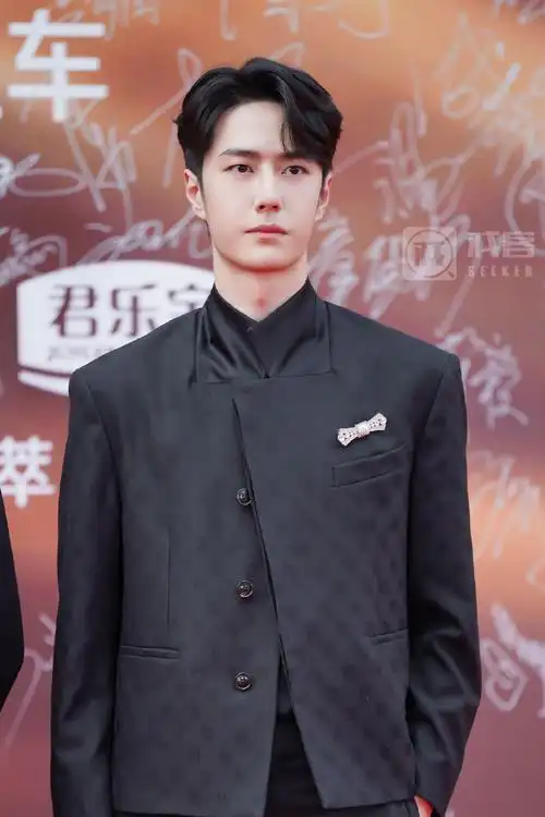 中国电影华表奖##王一博暗纹西装##王一博不拒绝演喜剧