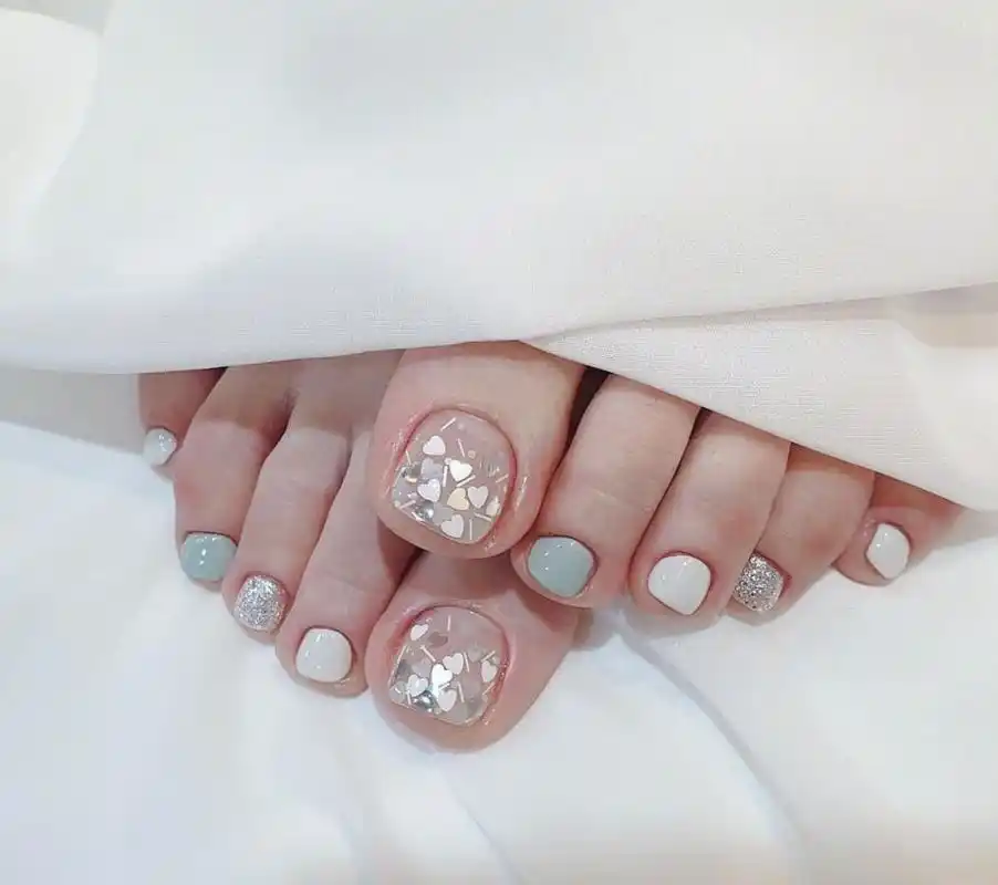 又到了露脚趾的季节,仙气十足的脚美甲让你的脚脚更美丽!