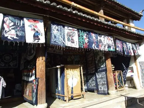 染坊大院的架子上飘荡着扎染和蜡染作品,既有传统的也有现代的内容.