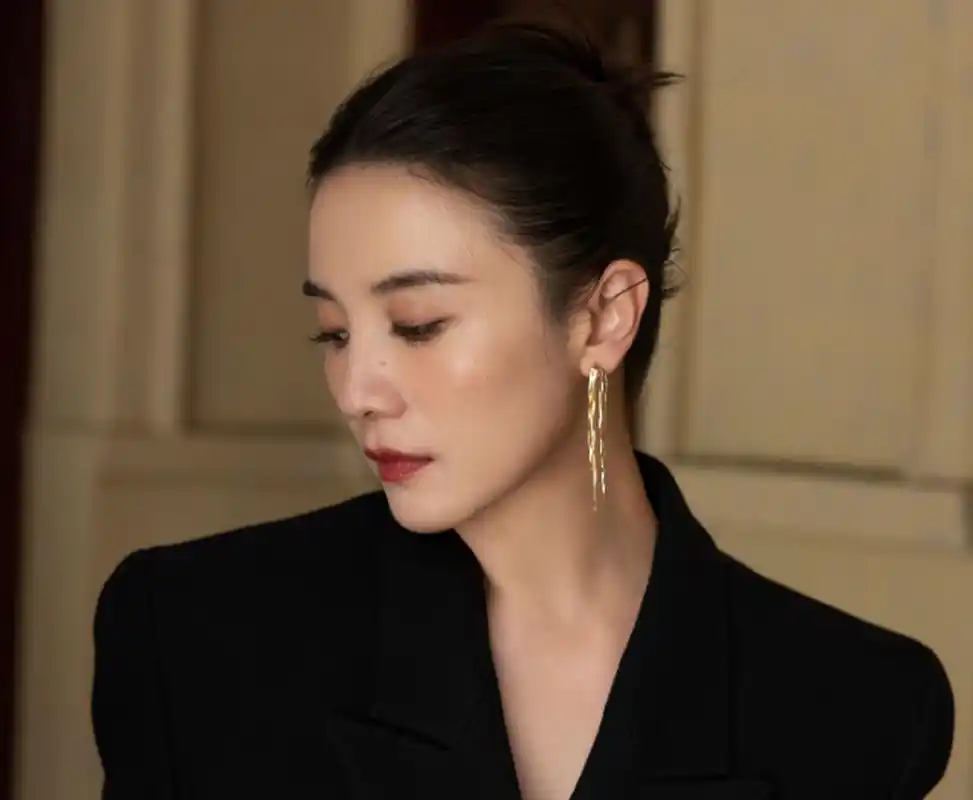 宋佳,这位备受瞩目的女演员最近公开了一组令人惊艳的美照.