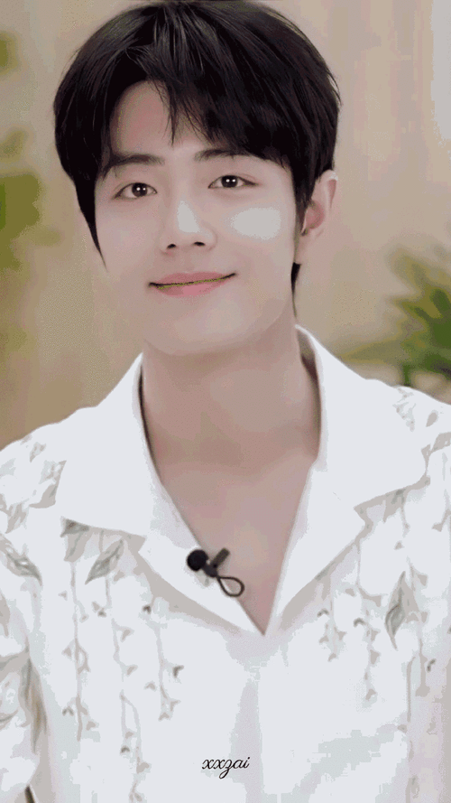 笑容太治愈了,不愧是治愈系顶流#肖战##肖战把春天穿身上##肖战花衬衫