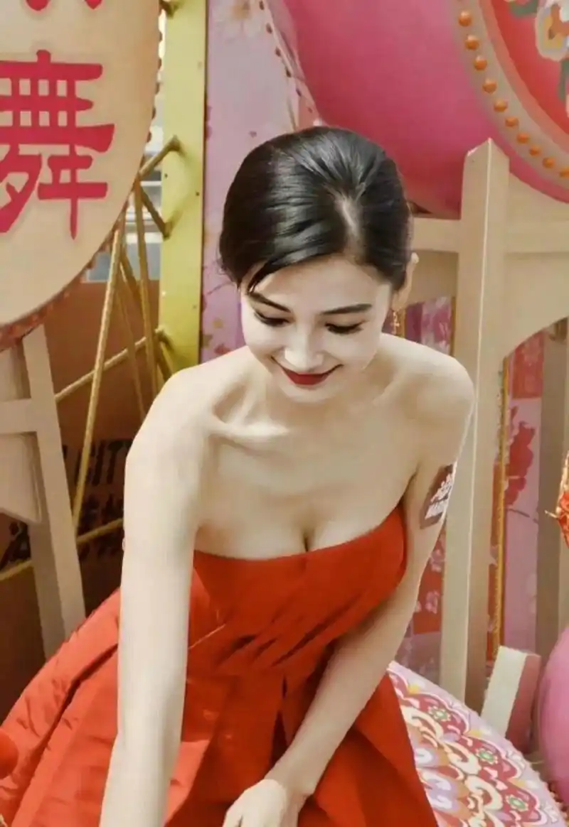 杨颖一袭红色抹胸裙,完美展现骨感美与性感美,状态很是不错.