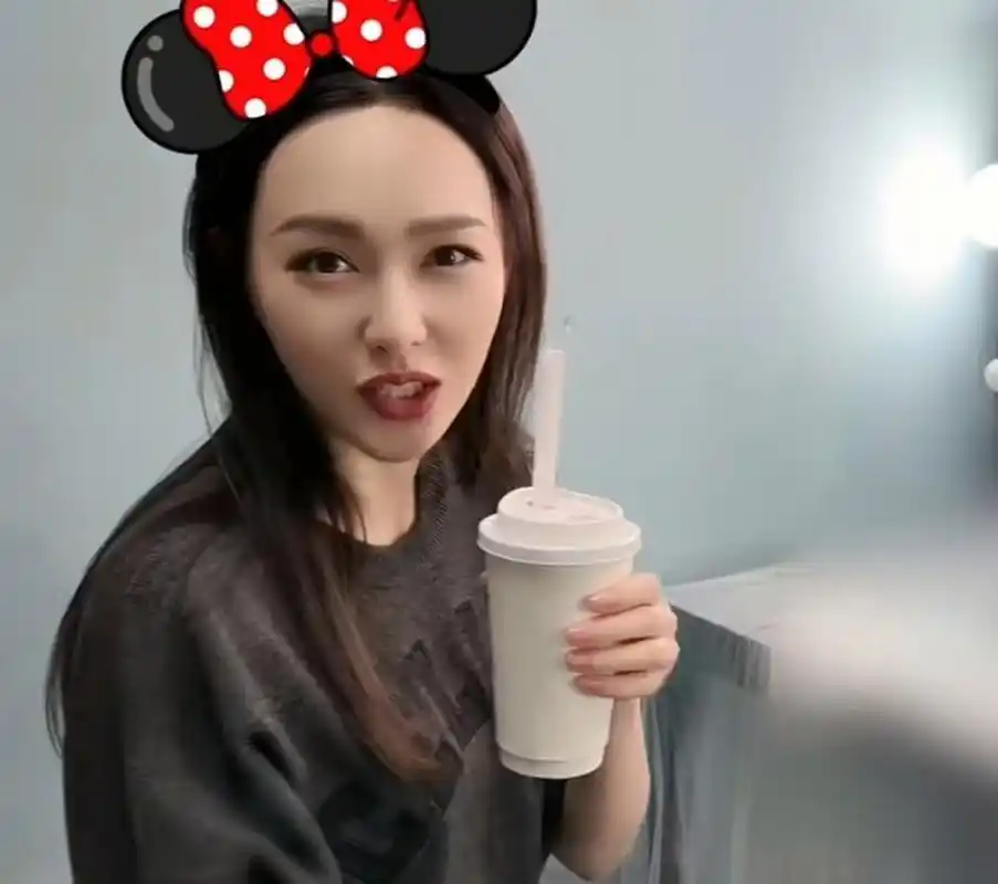 唐嫣助理晒探班花絮,糖糖在化妆间点奶茶喝,性格和她的名字一样甜