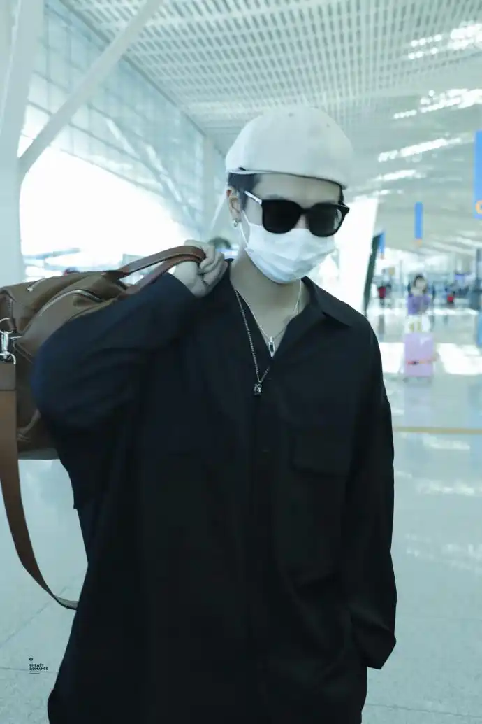 林彦俊仁川出发前往巴黎时装周黑衣look轻轻松松吸引所有目光