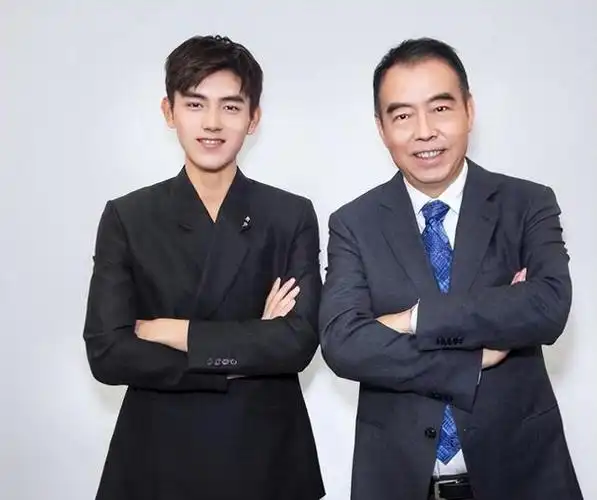 他还有一个哥哥,但大多数人并不知道这一点,因为他没有像陈飞宇那样