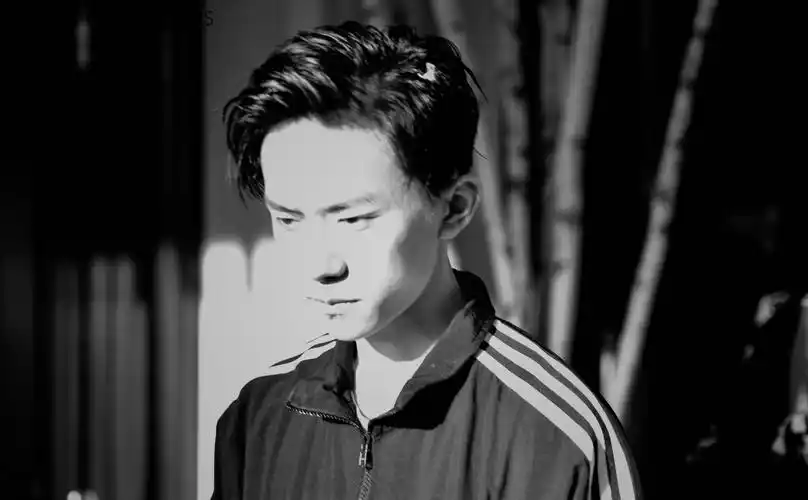 易烊千玺街拍酷酷哒