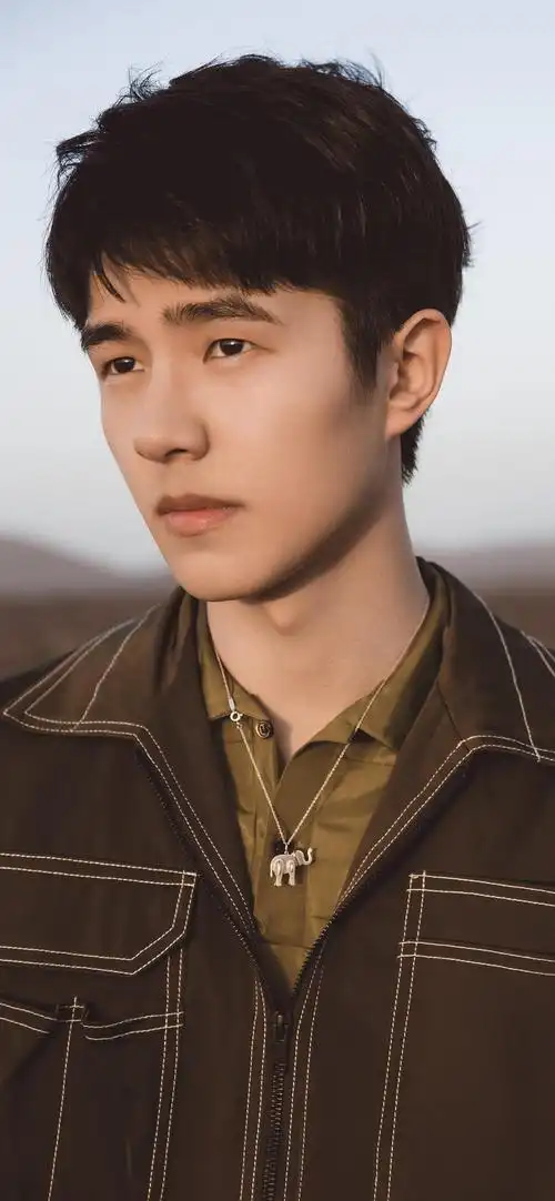 在光影的交错中,刘昊然以一张张壁纸的形式,定格了时间的温柔.