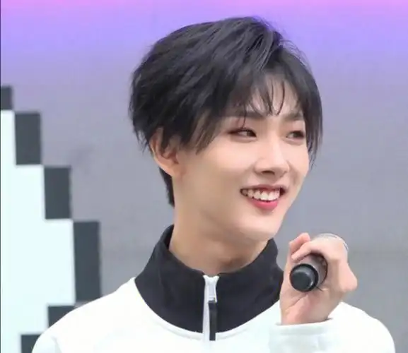 创造营2021笑起来最好看的男孩纸之四胡烨韬