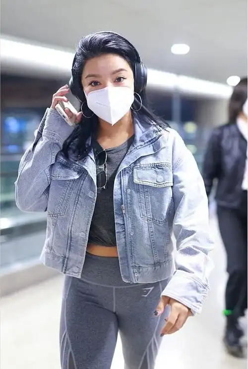 09年超女冠军江映蓉也变样了身材发福皮肤有点黑可穿着还挺飒