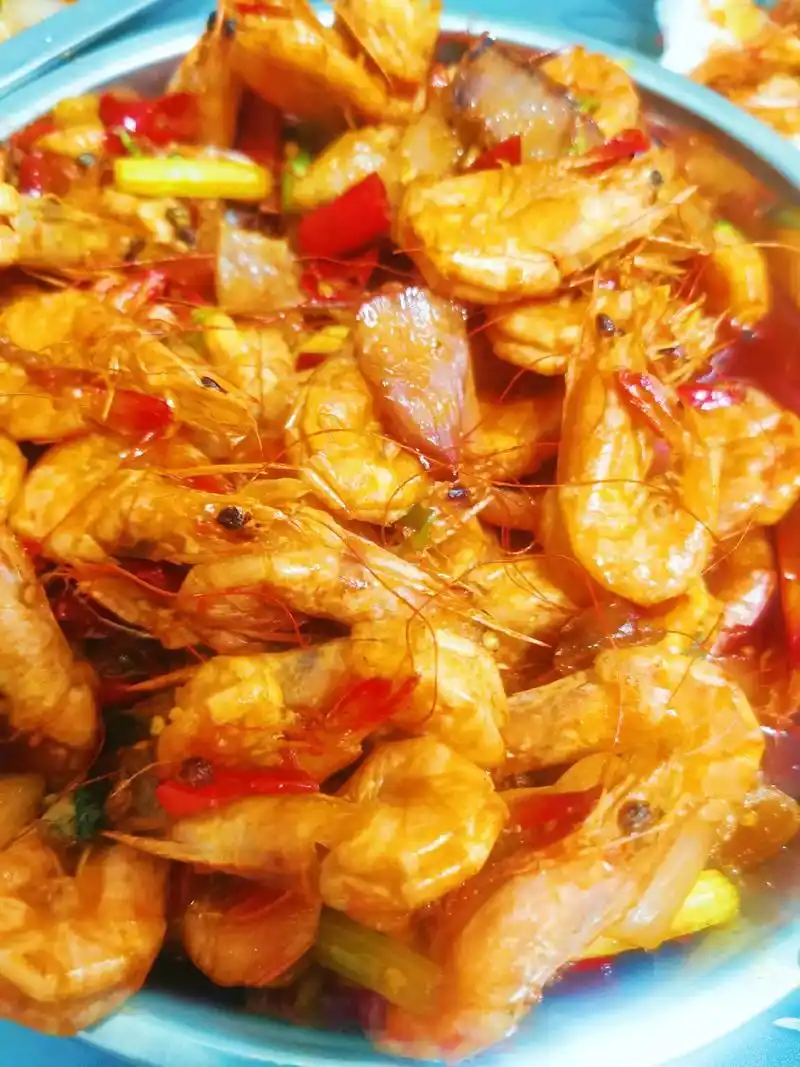 香辣虾.材料: 海白虾,小米辣,干辣椒,豆瓣酱,花椒,姜,蒜 - 抖音