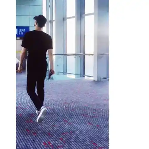 宽肩窄腰张艺兴 实名为小骄傲的背影点赞_手机搜狐网