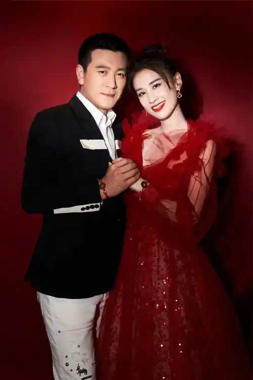 黄圣依直播间肚子疼表情痛苦杨子漠不关心叫她喝热水太卑微了