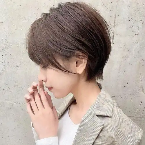 今年流行"四好"层次短发,立体蓬松很精致,适合大多数女性|发型|减龄