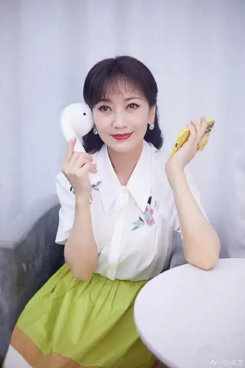 组图:赵雅芝穿白色衬衣配绿裙温婉素雅 手持大号美妆工具显脸小