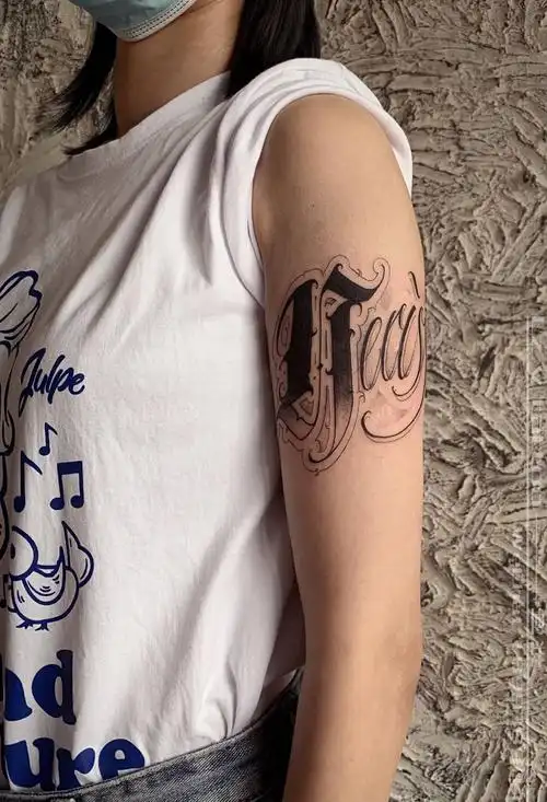 字体遮盖纹身图片_手臂花体字纹身图案