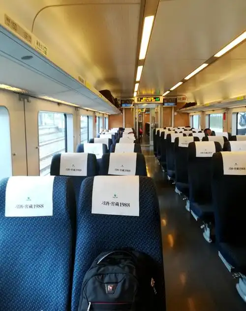 此时的动车车厢里十分空.