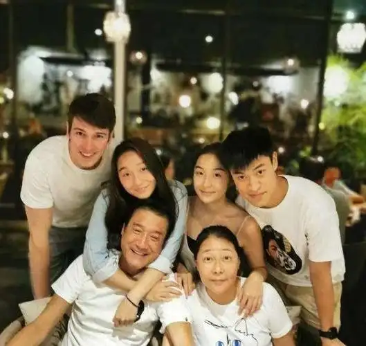 回顾梁家辉风光背后是对妻女的愧疚支持14岁女儿恋爱不怕吃亏