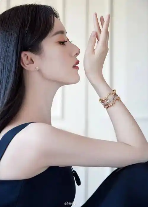 原创美女袁冰妍穿吊带衣裙超惊艳雪肤玉貌太性感撩人