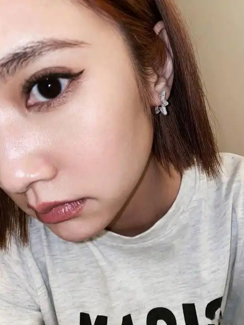 杨丞琳晒九宫格自拍 对镜撩发搞怪俏皮