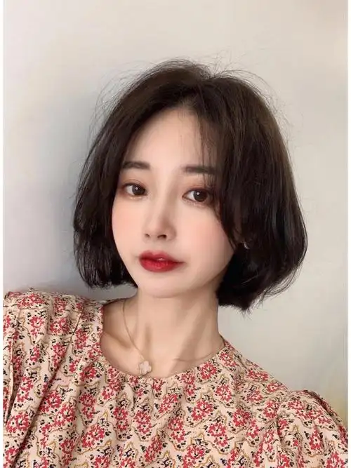 韩式短发中发发型烫发,温柔又显气质02整个发型刘海边沿位置最重要