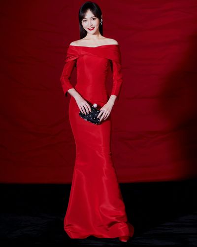 唐嫣红色缎面鱼尾修身遮肉七分袖一字肩生日主持晚礼服新娘敬酒服