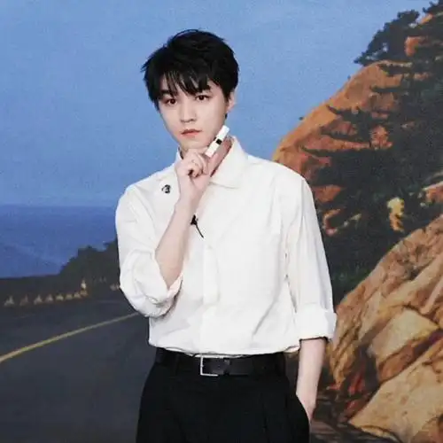 王俊凯白衬衫墨镜造型