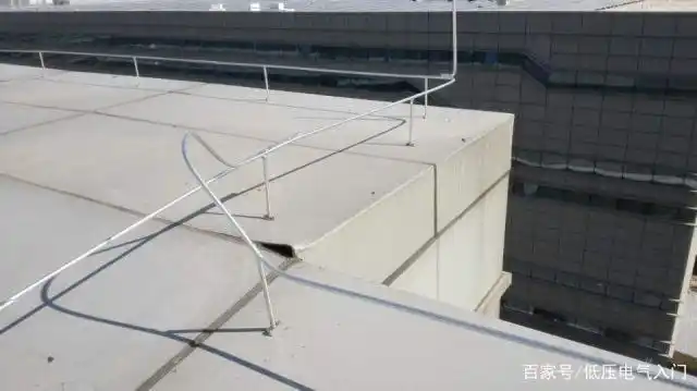 很多高大建筑物顶端会设置类似避雷针,它名字虽叫避雷针,但是它的原理