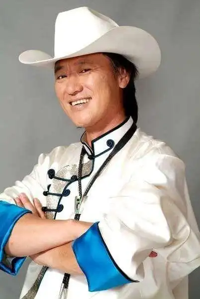 出生于内蒙古自治区呼伦贝尔市新巴尔虎左旗,中国蒙古族男歌手,毕业于