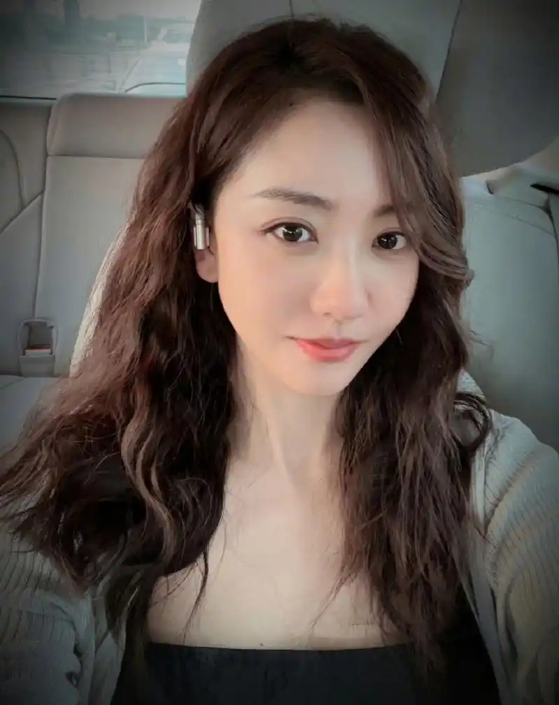 杨蓉晒自拍照,颜值爆表