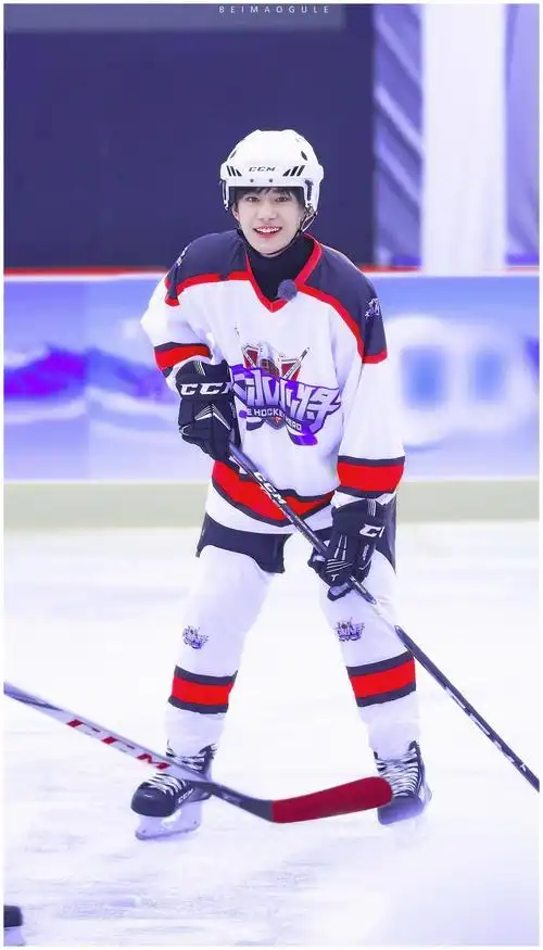 易烊千玺冰球服图照合集 运动少年活力上线