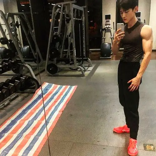 白敬亭曝出健身照充满男性荷尔蒙真可谓秒杀一众小鲜肉