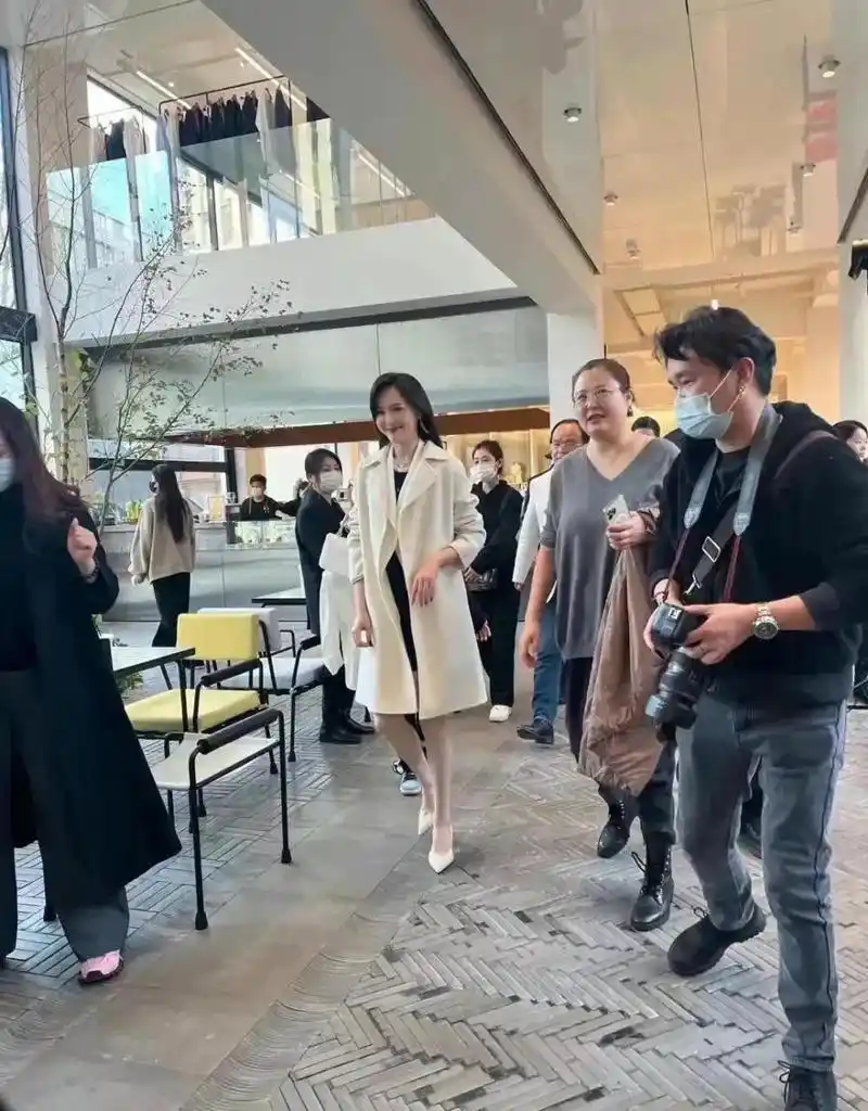 gif创作人# 唐嫣带了好几位助理到商场出席活动,接待的老板服务周到