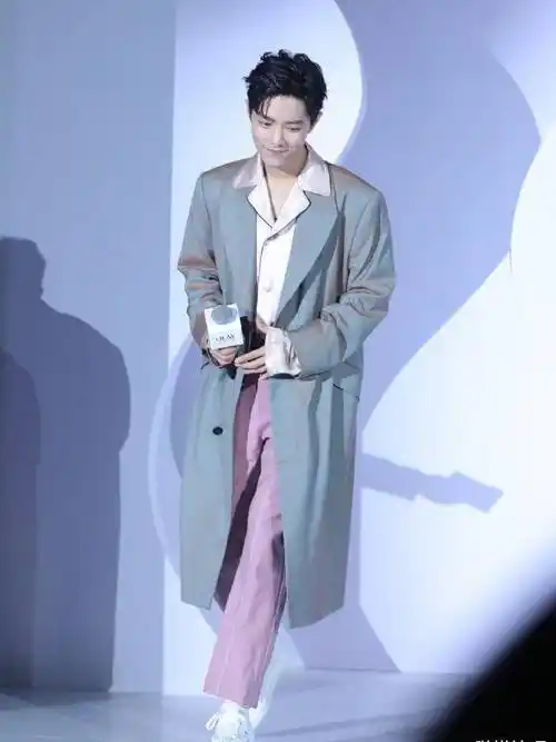 肖战清爽起来的时候,就连空气都有着白草莓的气质!_个人_风格_外套