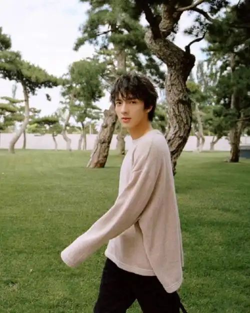 曹峻祥晒日常帅照,嘟嘴卖萌超可爱,不愧是夷陵老祖的头号粉丝