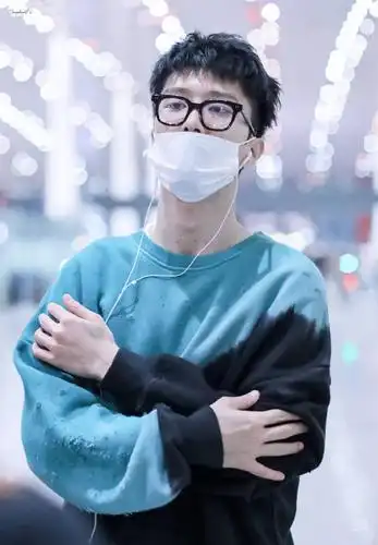 组图:范丞丞穿蓝黑卫衣戴口罩现身 新发型清爽帅气少年感十足
