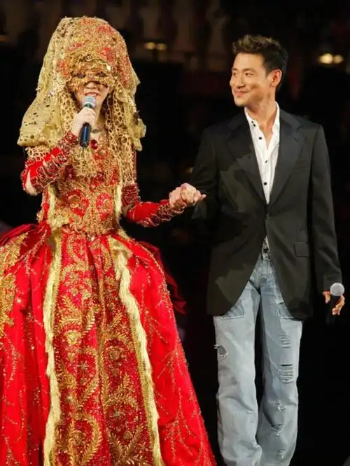 在这一场告别演唱会中,梅艳芳一袭缕金艳红的裙褂97惊艳了时光,这