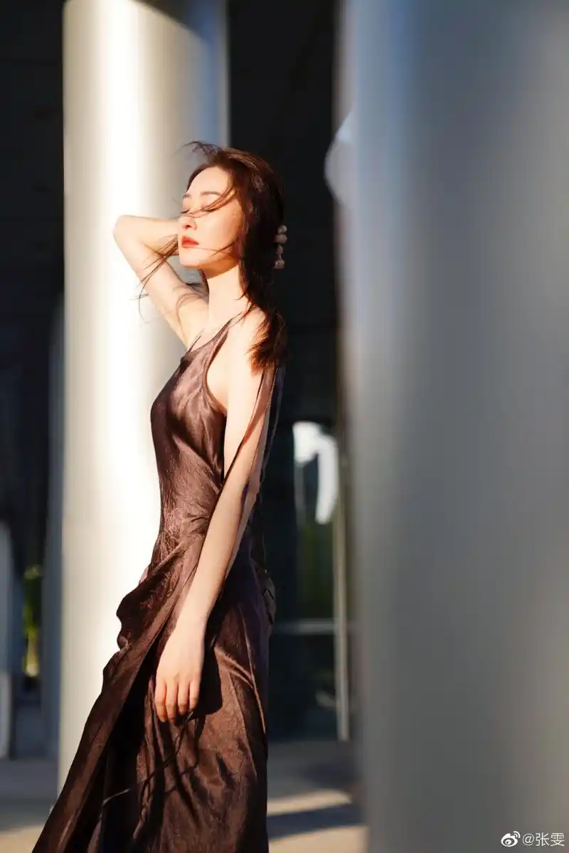 女演员张俪的身材高挑,美貌迷人#美女图片欣赏