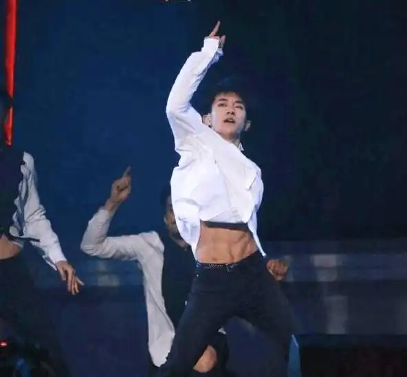 看清易烊千玺的腹肌,完全可以演硬汉