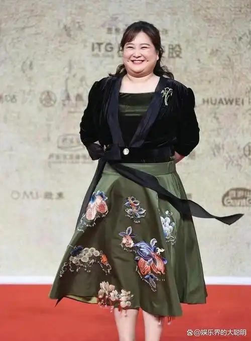 网友拍到贾玲变瘦了,不知道是因为黑色衣服显瘦还是减肥成功