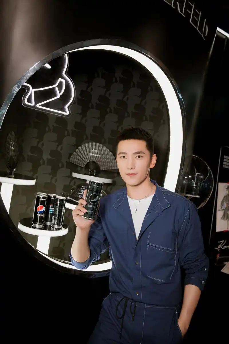 今日,杨洋以蓝色工装造型亮相深圳,见证2019百事可乐盖念店全国首展