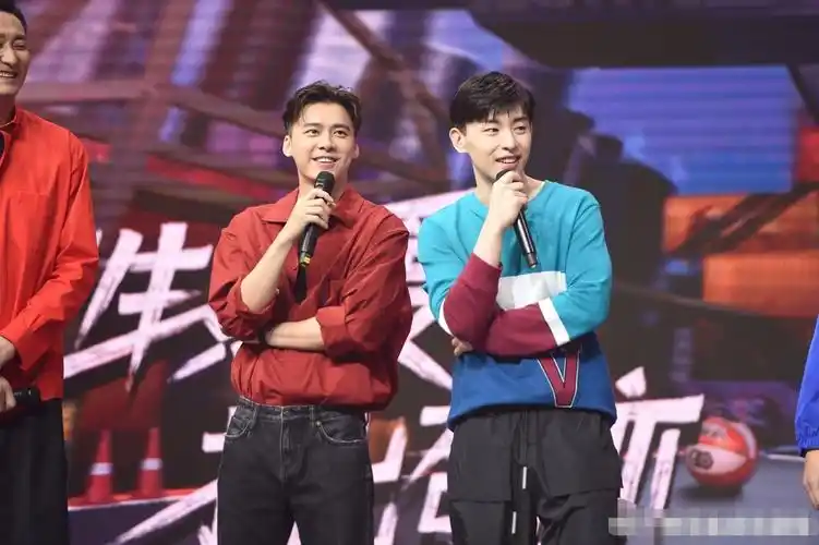 原创李易峰邓伦罕见同框开发布会,生图下颜值难分伯仲,谁状态更好些