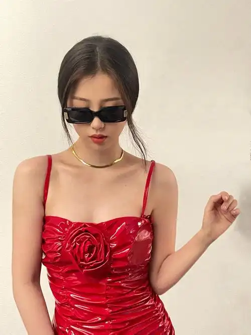 拉风辣妹!虞书欣穿红色吊带紧身裙显性感