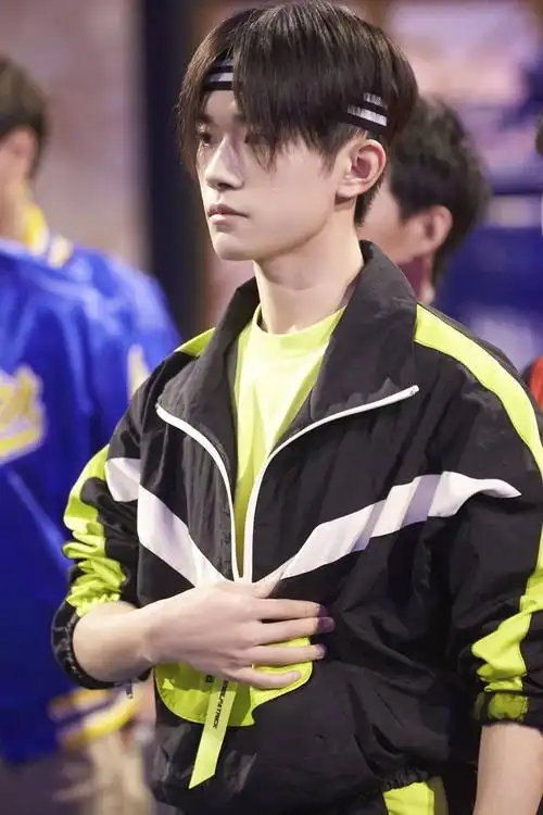 《街舞2》易烊千玺换新发型,中分短发绑发带,尽显酷帅大佬范!