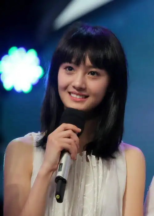 对于郑爽这个演员大家肯定再熟悉不过,从她刚进入演艺圈的第一部电视