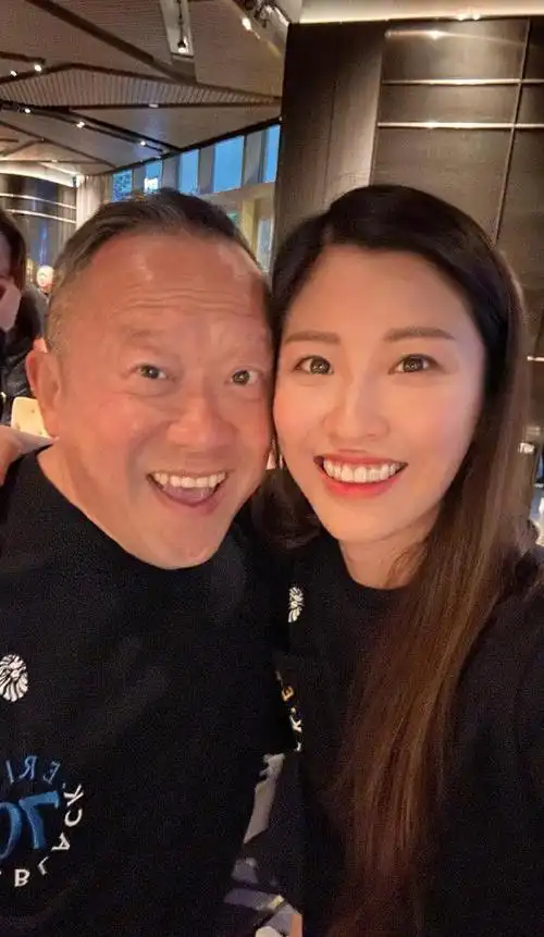 洪天明太太周家蔚出席聚餐与师叔元彪拍照很亲密,被质疑喝多了