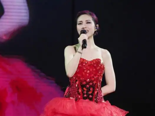 杨千嬅一开始并不是一位艺人,她一直学习的是护士专专业,而且在一开始